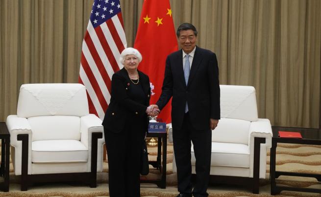 Министърът на финансите на САЩ Джанет Йелън в компанията на китайския вицепремиер Хъ Лифън