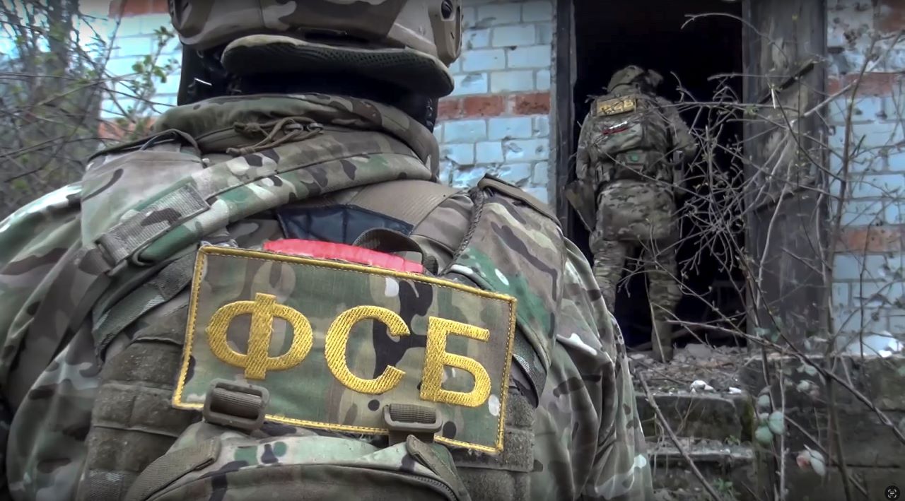 Запали се сграда на руското ФСБ на границата с Крим