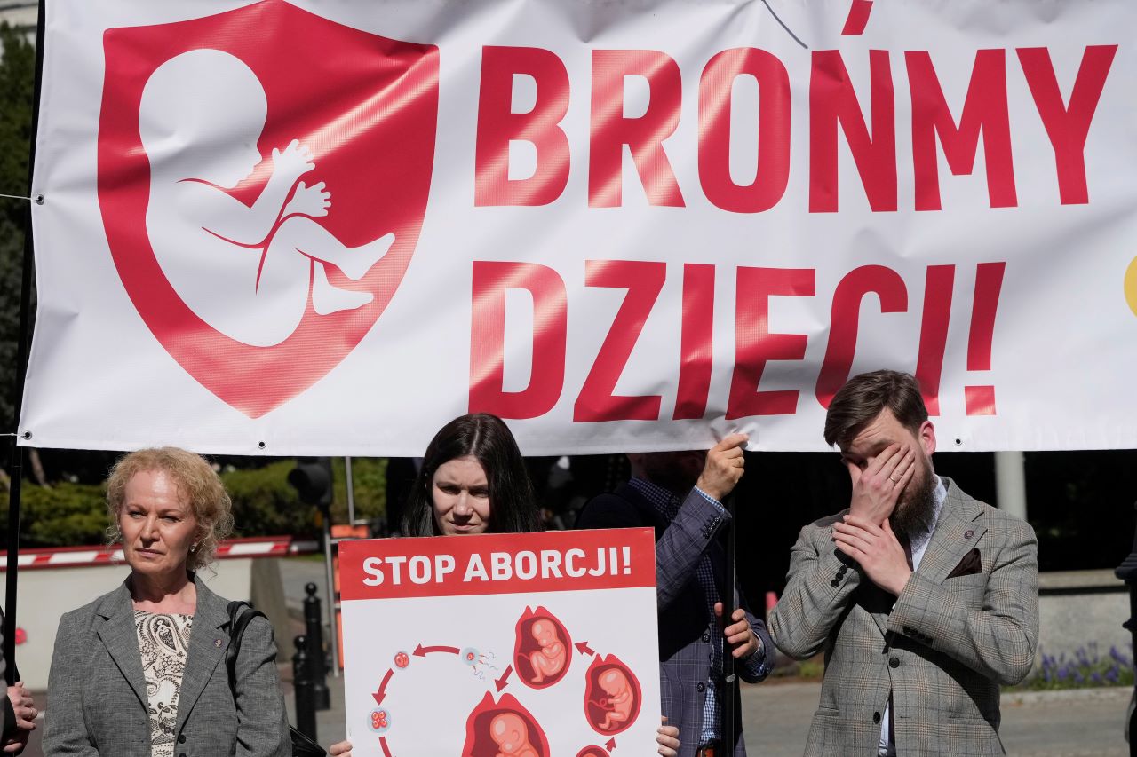 <p>Полските депутати днес гласуваха да продължат работата по законопроекти за премахване на почти пълната забрана за аборти, предаде Асошиейтед прес.</p>