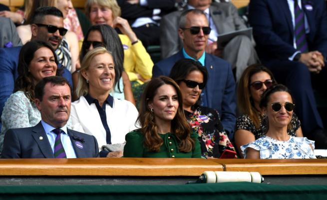  Кейт и Пипа Мидълтън (отляво надясно) 