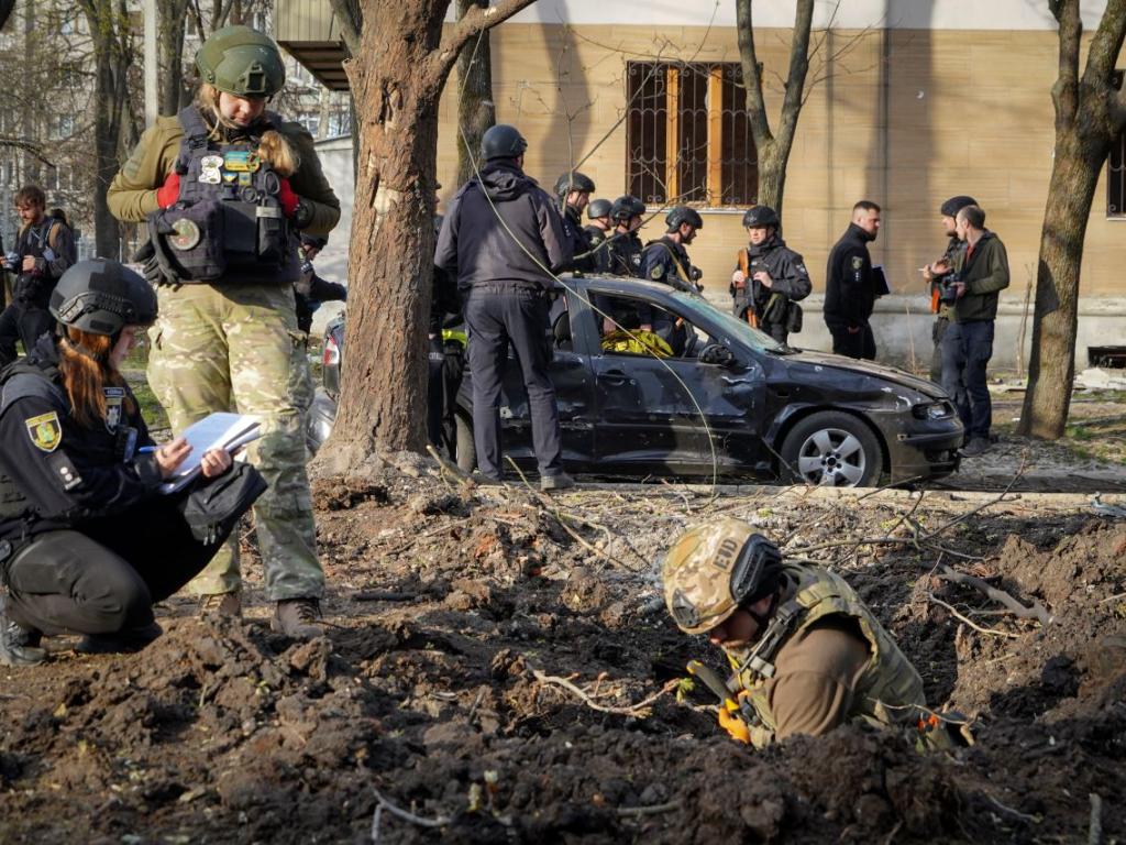 Един убит и трима ранени след руски бомбардировки над Харковска