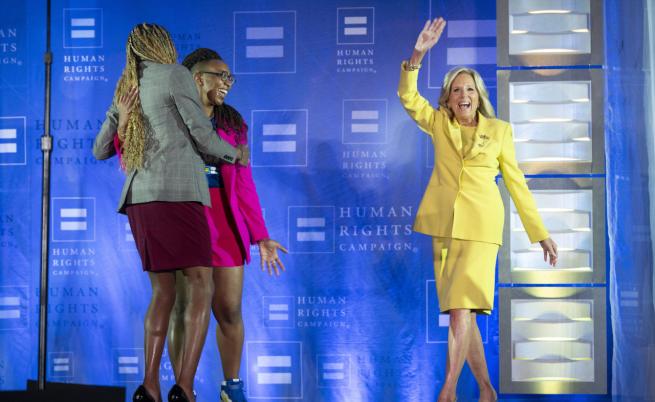 Джил Байдън: Доналд Тръмп е хулиган, опасен е за ЛГБТК общността