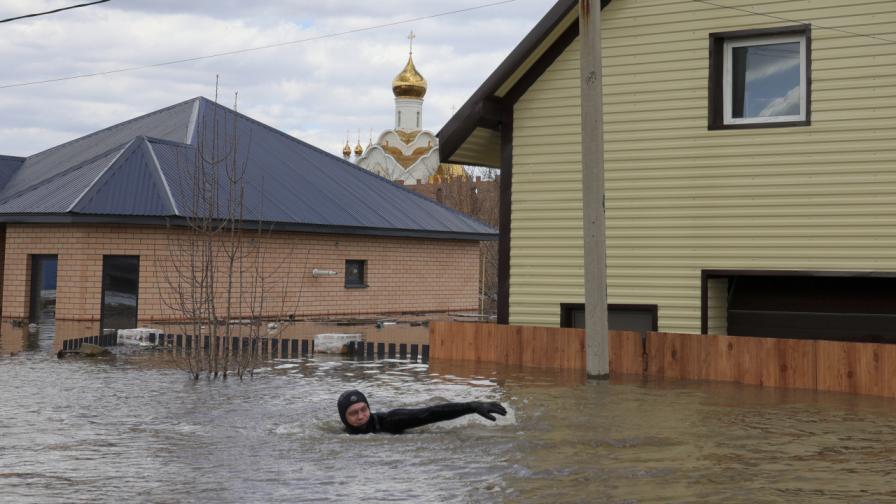 Нивото на река Урал в руския град Оренбург достига 11,83 метра (ВИДЕО)