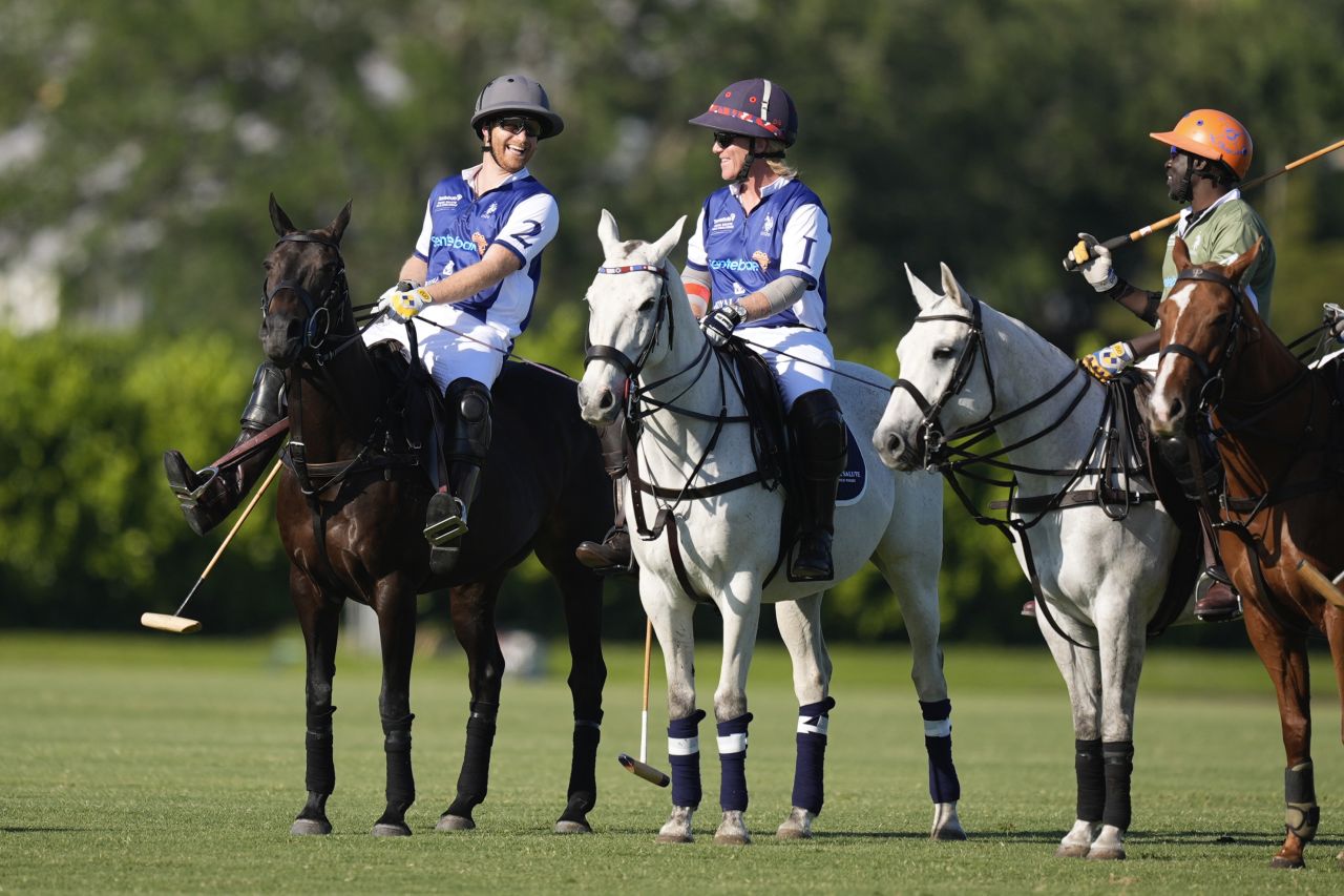 <p>Принц Хари и Меган, херцогинята на Съсекс, присъстваха на Royal Salute Polo Challenge в петък, запечатвайки деня си със страстна целувка</p>