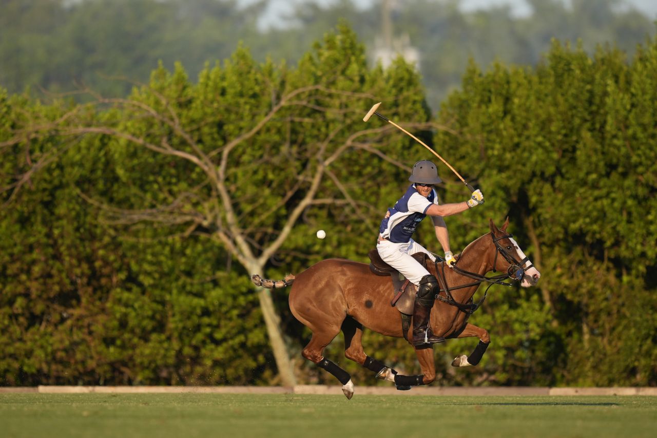 <p>Принц Хари и Меган, херцогинята на Съсекс, присъстваха на Royal Salute Polo Challenge в петък, запечатвайки деня си със страстна целувка</p>