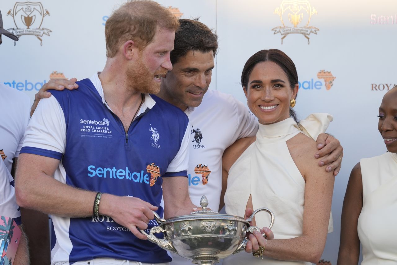 <p>Принц Хари и Меган, херцогинята на Съсекс, присъстваха на Royal Salute Polo Challenge в петък, запечатвайки деня си със страстна целувка</p>