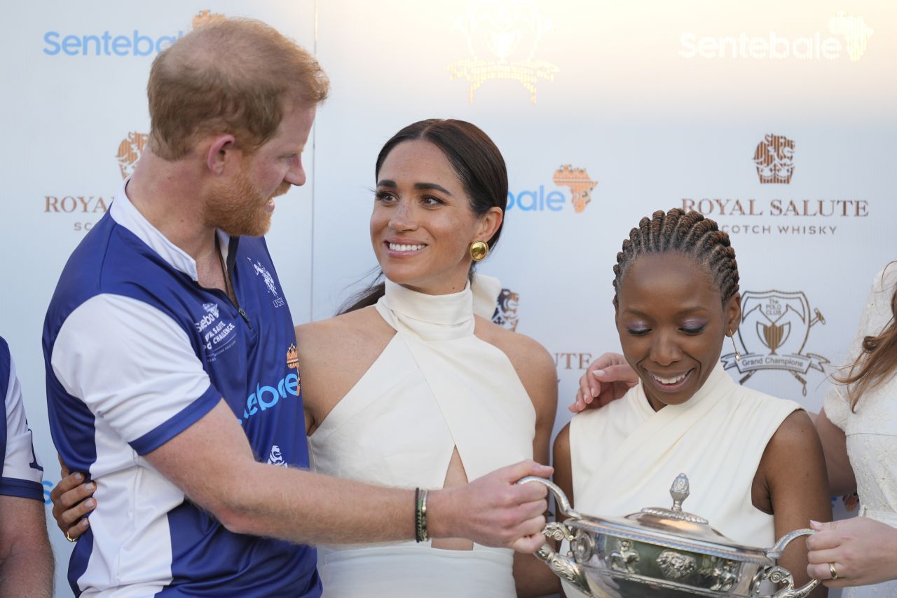 <p>Принц Хари и Меган, херцогинята на Съсекс, присъстваха на Royal Salute Polo Challenge в петък, запечатвайки деня си със страстна целувка</p>