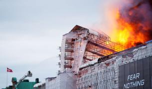 <p>Вижте как 400-годишна сграда избухва в пламъци в Копенхаген (СНИМКИ/ВИДЕО)</p>