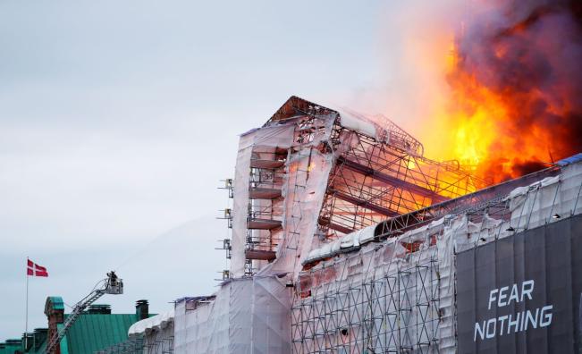 <p>Пожар избухна в историческа сграда в Копенхаген (СНИМКИ/ВИДЕО)</p>