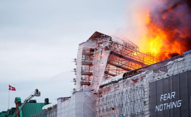 Пожар избухна в историческа сграда в Копенхаген