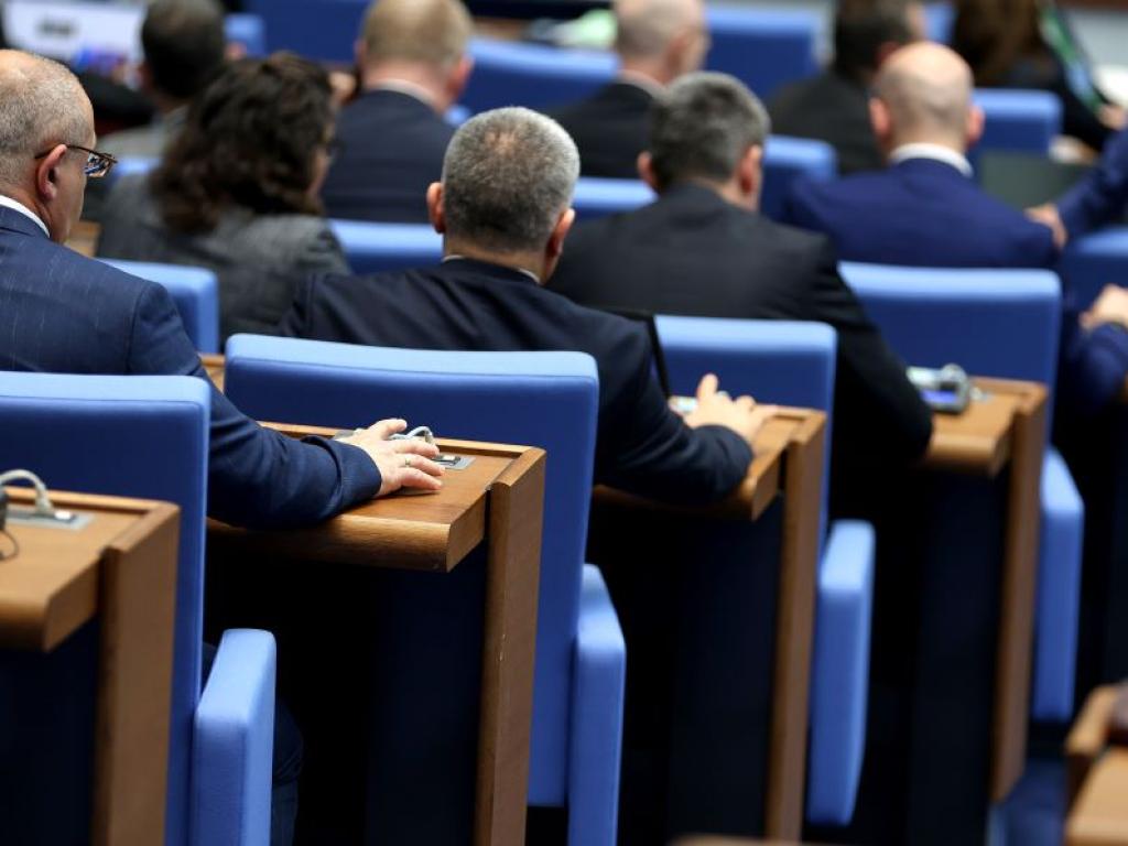 Депутатите се събират във вторник на извънредно заседание заради казуса