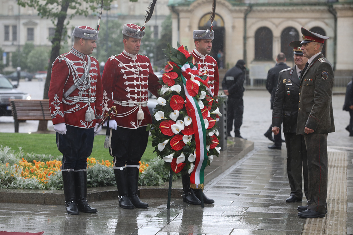 <p>Румен Радев посрещна италианския президент Серджо Матарела с официална церемония на площад &quot;Св. Александър Невски&quot;</p>