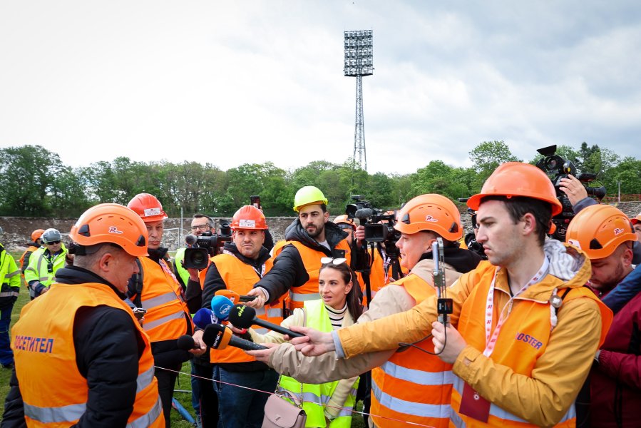 Събаряне на козирката на Армията1