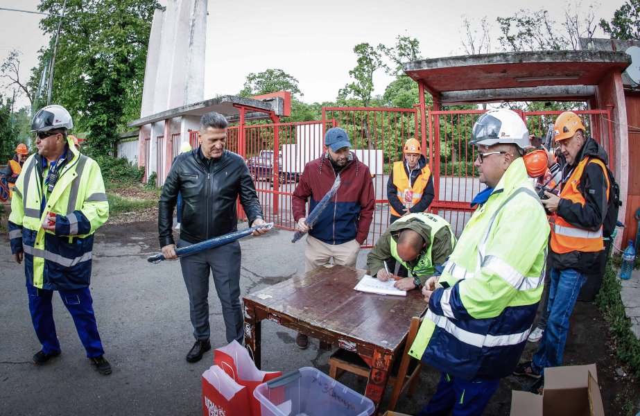 Събаряне на козирката на Армията1