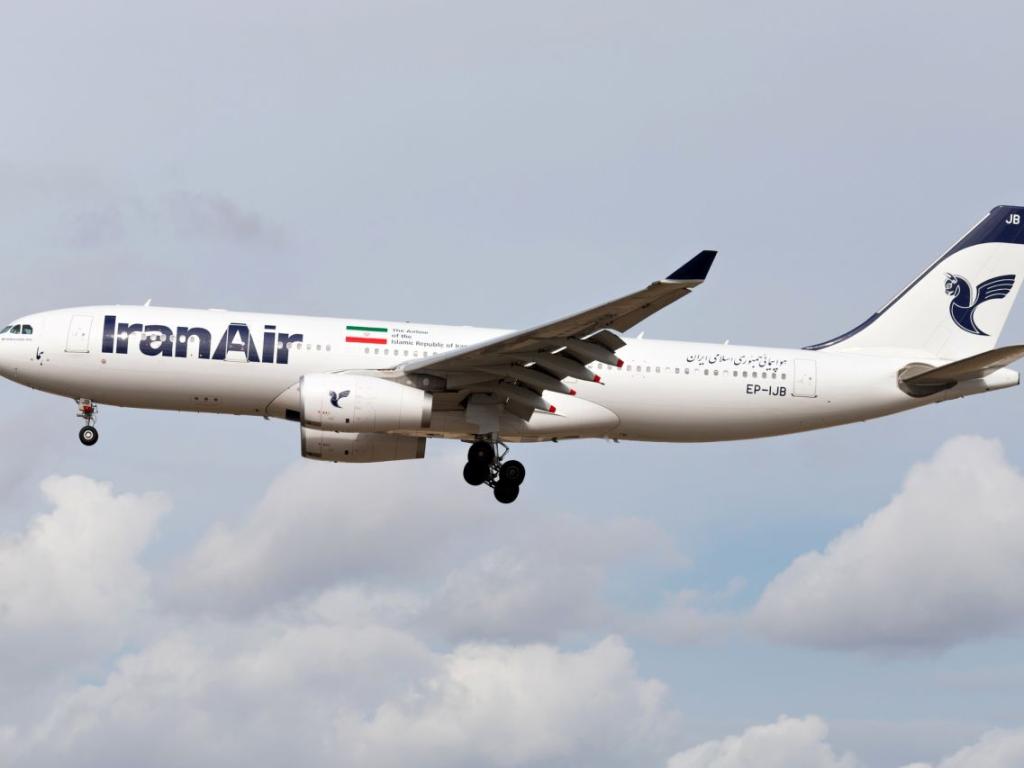 Авиокомпании бързо промениха полетните си маршрути над Иран отклонявайки самолетите