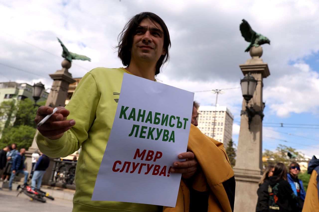<p>Група протестиращи се събра в центъра на София с настояване в България да се легализира употребата на канабис. С транспаранти с надпис &bdquo;Декриминализация на конопа&ldquo;, &bdquo;Канабисът лекува. МВР слугува&ldquo;, &bdquo;Тествайте политиците&ldquo; и други, протестиращите първоначално се събраха пред езерото &bdquo;Ариана&ldquo; в центъра на София, а след това на няколко пъти пресякоха групово булевард &bdquo;Христо и Евлоги Георгиеви&ldquo;, предизвиквайки кратки затруднения в движението на превозните средства.</p>