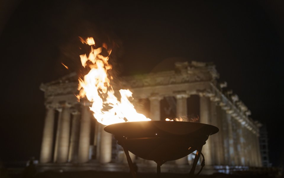 Олимпийският огън остана за нощ в Акропола преди да замине за Франция