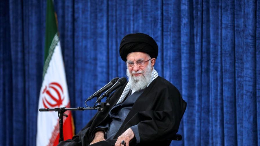 <p>Хаменей благодари на армията на Иран за атаката срещу Израел</p>