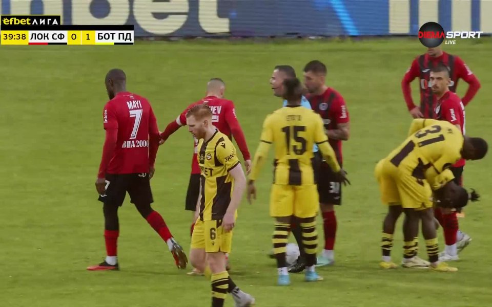 В 40-ата минута на мача Локомотив София  - Ботев Пд