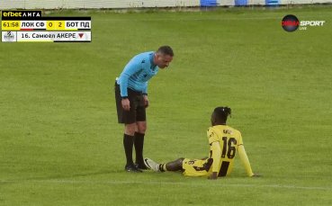 Футболистът на Ботев Пд Самуел Акере получи жълт картон в
