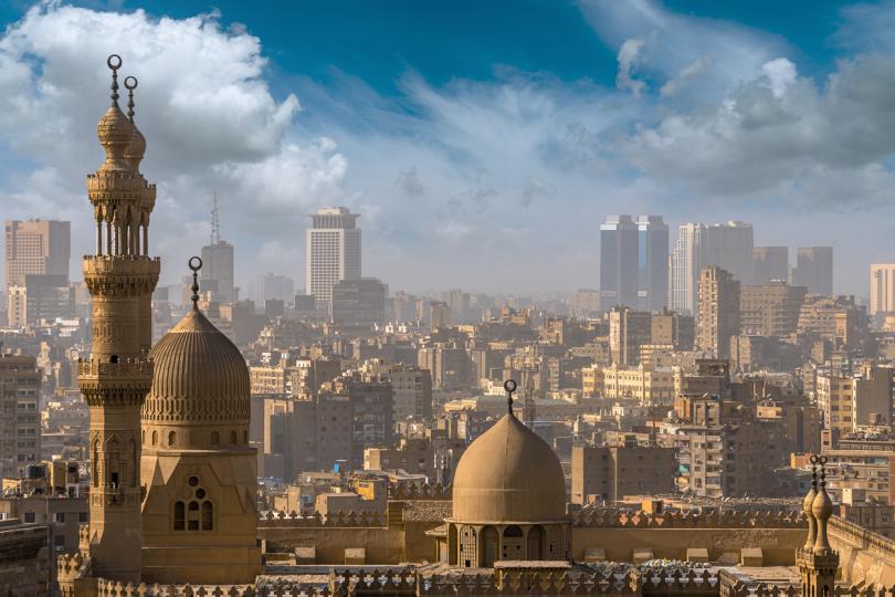 <p><strong>Културни обичаи и етикет</strong></p>

<p>Египет е страна с богата култура и традиции. Уважавайте местните обичаи, като например покриването на рамената и коленете при посещение на религиозни места. Също така, бъдете учтиви и почтителни към местното население.</p>
