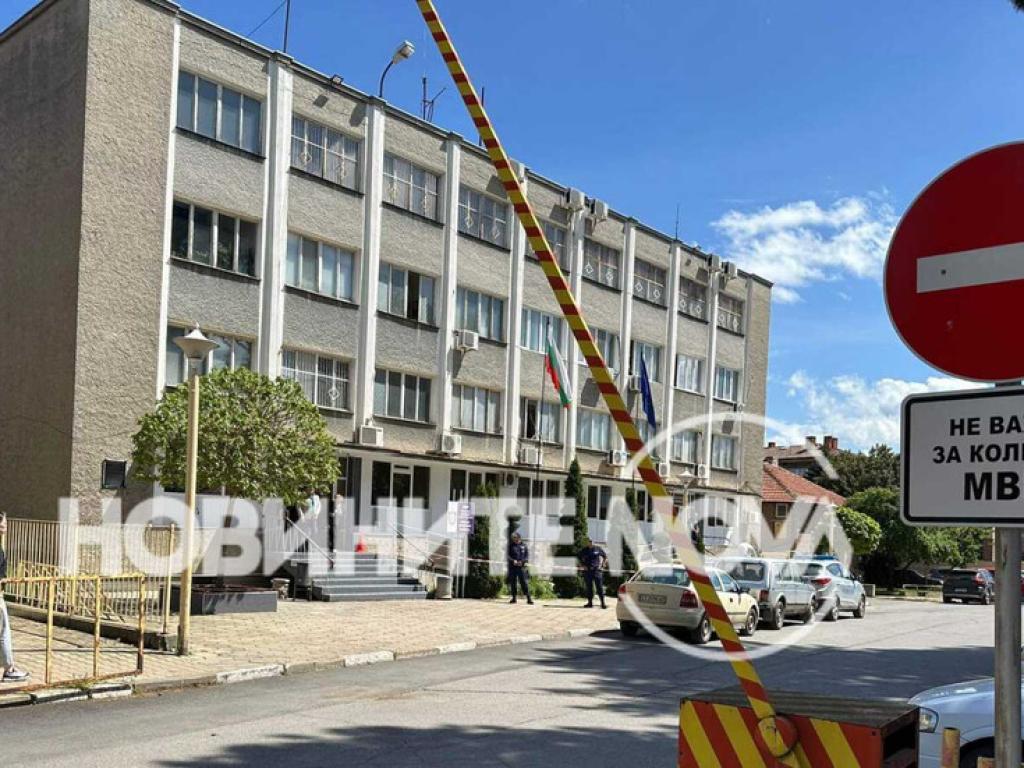 Мъж е пострадал пред сградата на полицията в Казанлък. По