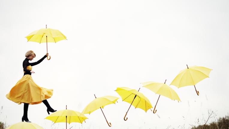 жена дъжд чадър
