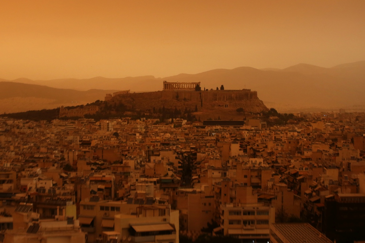 <p>Сахарски прах покри небето над Атина. Атмосферната циркулация над Гърция благоприятства преноса на топли въздушни маси от Африка към Гърция, което води до много високи температури и пренос на значителни количества сахарски прах.</p>