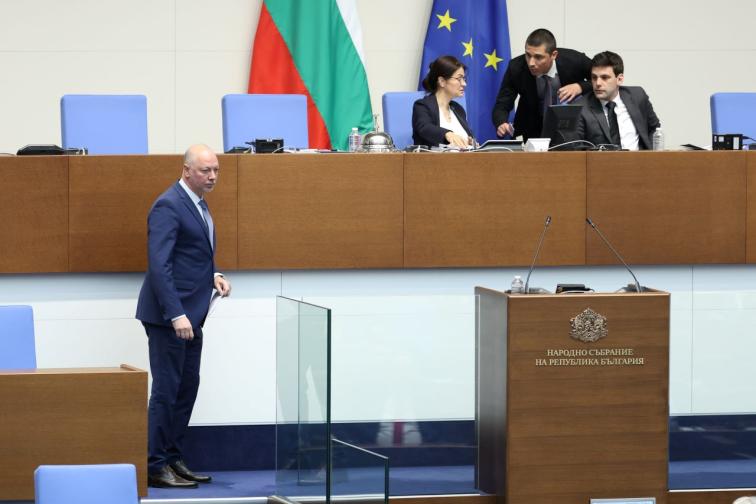Парламентът освободи председателя на Народното събрание Росен Желязков