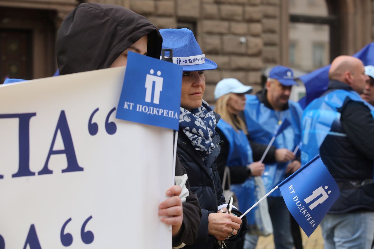 <p>Национален протестен митинг на федерациите на КНСБ и КТ &quot;Подкрепа&quot; блокира площад &quot;Независимост&quot; в центъра на София с искане за отлагане на либерализацията на пазара на електроенергия и в защита на работещите в енергетиката.</p>