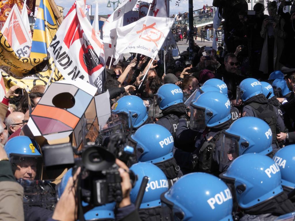 Снимка: Протести във Венеция след въвеждането на такса за туристи