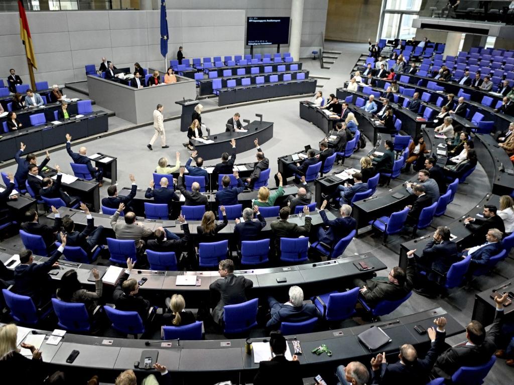 Германското правителство и опозиционни законодатели вчера се нахвърлиха на крайнодясната