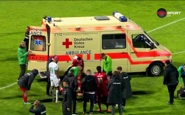 Зловещ сблъсък в Благоевград: линейка откара играч в болница (видео)