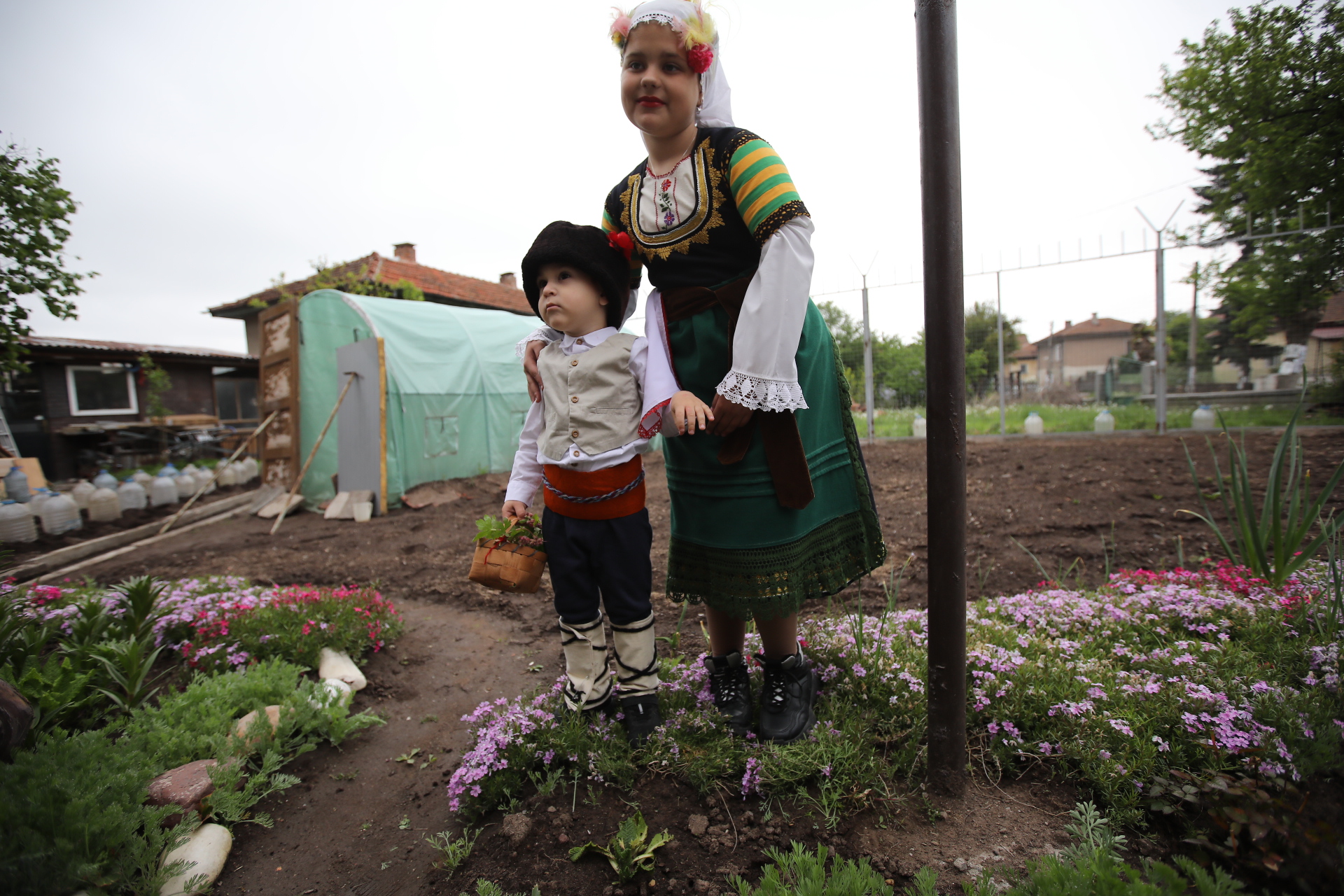 <p>На Лазаровден се изпълнява обичаят Лазаруване. Млади жени, наречени &bdquo;лазарки&rdquo;, сутринта берат цветя и върбови клонки за венците, които ще оплетат за празника Цветница в неделя. После пременени обикалят къщите на селото, пеят обредни лазарски песни и благославят за здраве, щастие и плодородие. А стопаните ги даряват с яйца, пари и питки с мед и плодове</p>