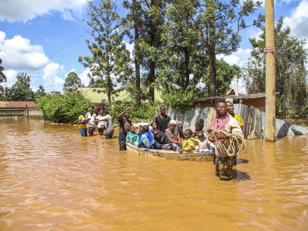 Най-малко 70 души са загинали при наводнения и поройни дъждове