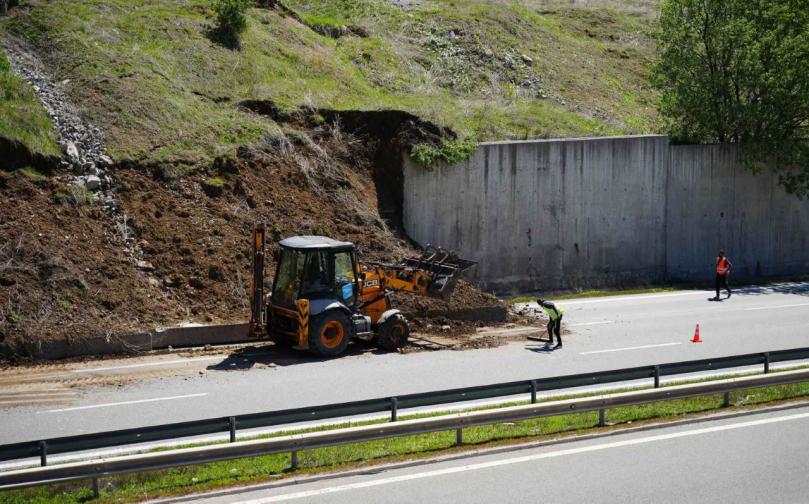 Подпорна стена се срути на магистрала Струма