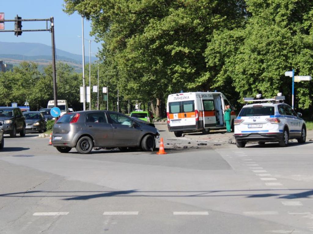 Два леки автомобила се удариха на кръстовището на булевардите Димитър