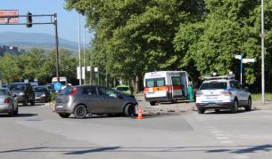 Две коли се удариха на кръстовище в Благоевград (ВИДЕО/СНИМКИ)