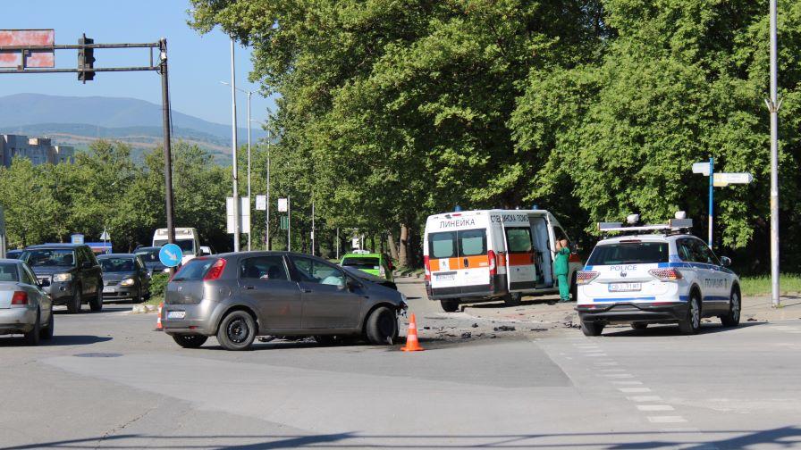 Две коли се удариха на кръстовище в Благоевград (ВИДЕО/СНИМКИ)