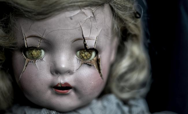 Къщата на ужасите: Учен живял с трупове на момичета, превръщайки ги в кукли
