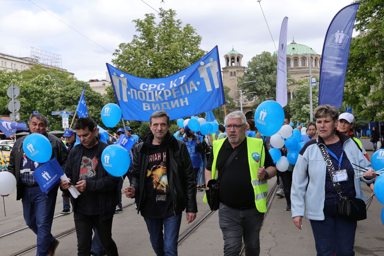 <p>По повод 1 май - Международния ден на труда и работническата солидарност, синдикалисти от КТ &quot;Подкрепа&quot; организираха празнично шествие. Шествието тръгна от сборния пункт при църквата &quot;Св. Неделя&quot; и продължи по бул. &bdquo;Витоша&ldquo;, по бул. &bdquo;Патриарх Евтимий&ldquo;, по ул. &bdquo;Фритьоф Нансен&ldquo;, покрай НДК, моста на бул. &quot;България&quot; до хотел &bdquo;Хилтън&ldquo;, по алеята на бул. &bdquo;Черни връх&ldquo; до музей &bdquo;Земята и хората&ldquo;, където се очаква празничен рок концерт. Шествието е под надслов: &quot;Работни места, заплати и сигурност&quot; .</p>