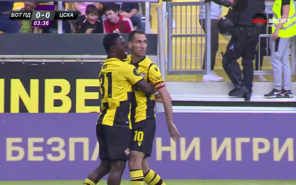 След три миути игра Улаус Скаршем беше фаулиран в половината