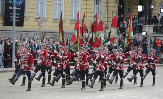 <p>Празникът на българската армия ще бъде отбелязан с водосвет на бойните знамена</p>