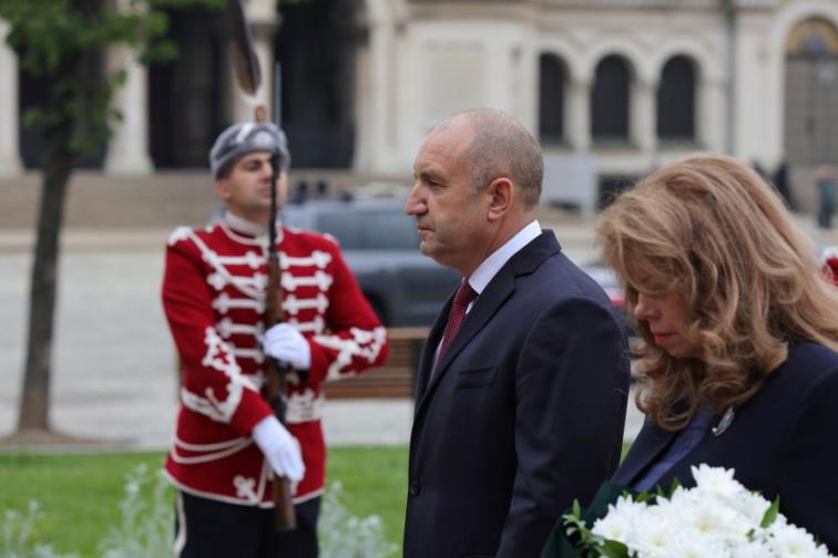 Президентът Румен Радев и вицепрезидентът Илияна Йотова поднесоха цветя пред