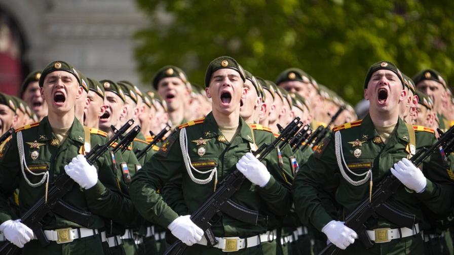 Хиляди деца в униформи маршируват в Русия: Тържествено шествие преди 9 май