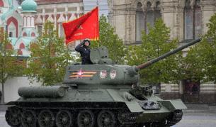 Само един танк на парада в Москва за Деня на победата (СНИМКИ)
