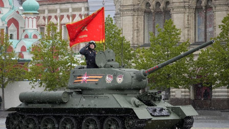 Само един танк на парада в Москва за Деня на победата (СНИМКИ)