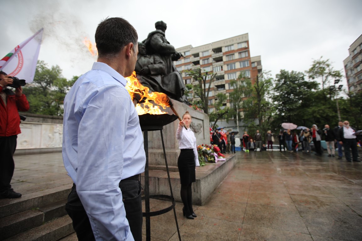 <p>Честване на Деня на победата пред &quot;Паметник на съветския войн - костница на загиналите в Отечествената война&quot;.</p>