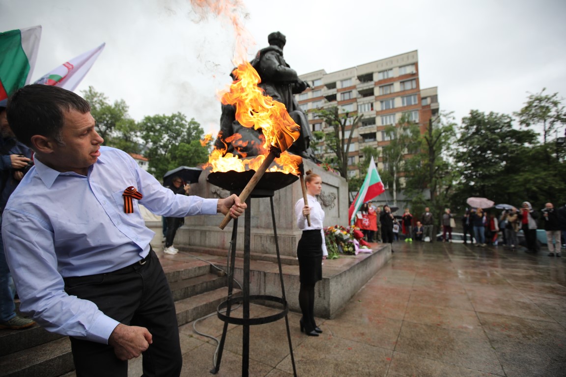 <p>Честване на Деня на победата пред &quot;Паметник на съветския войн - костница на загиналите в Отечествената война&quot;.</p>