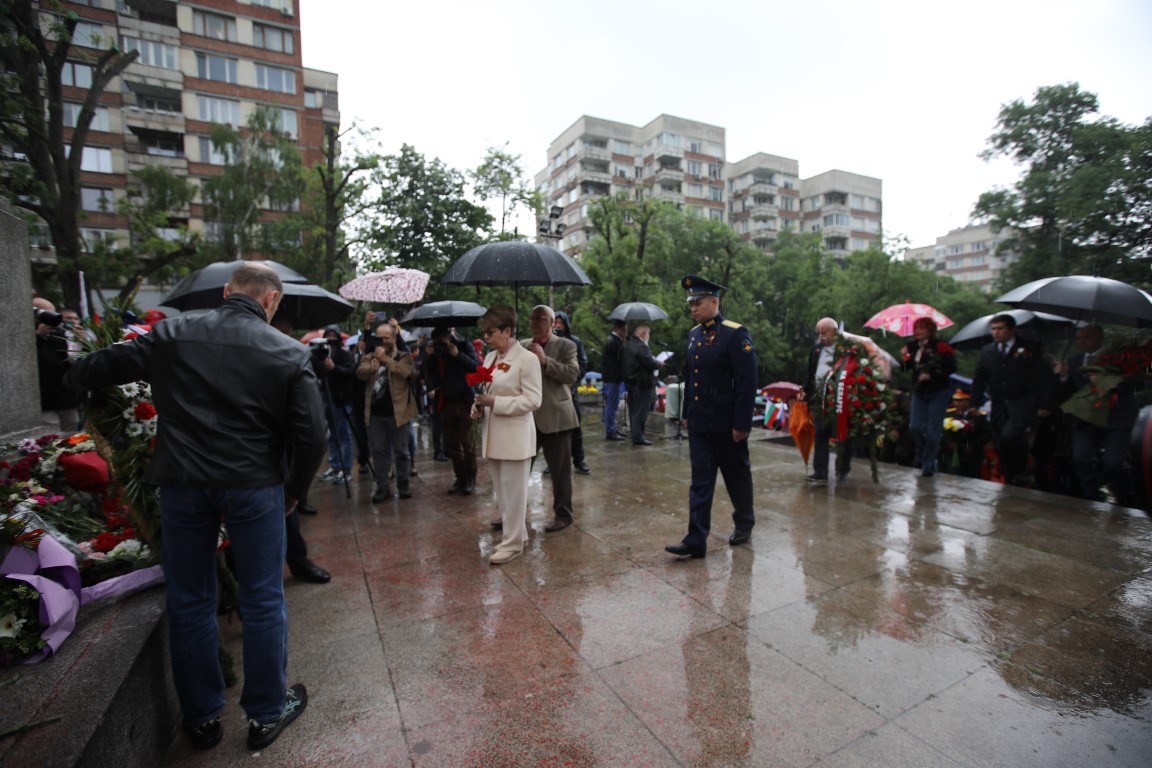 <p>Честване на Деня на победата пред &quot;Паметник на съветския войн - костница на загиналите в Отечествената война&quot;.</p>